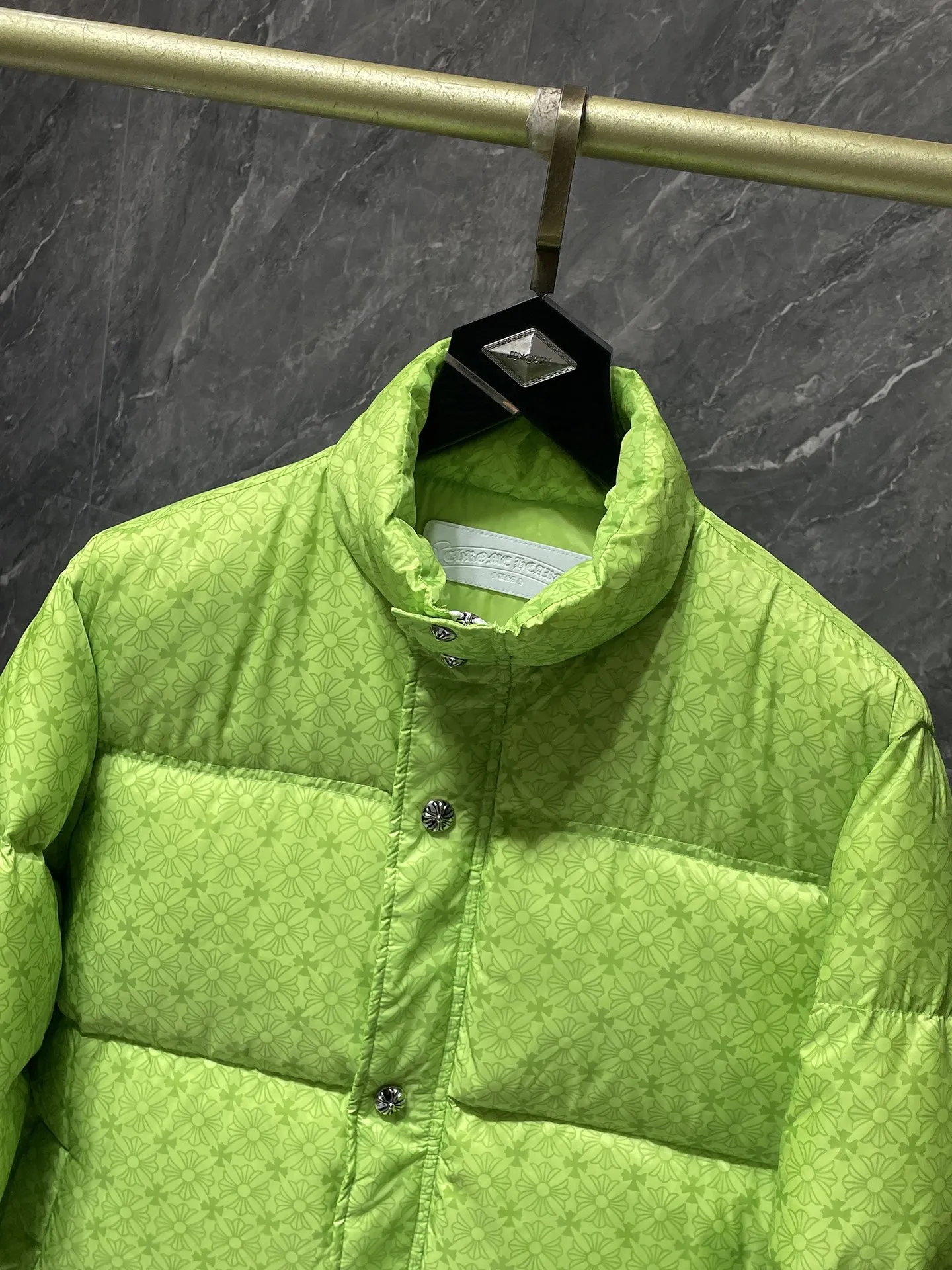 P676 Chrome Hearts ❄️Winter Down Jacket Series❄️ Chrome Hearts Dark Pattern Series Fluorescent Green Down Jacket is on sale at the counter at the same time❤ The best Guangzhou Inspection and National Standard 90 down jacket on the market! ! The world’s highest fluffiness of 900D! ! High standard and sufficient down filling! ! Exterior windproof and waterproof dark pattern custom fabric, interior high-grade dark pattern lining fabric to prevent lint, original hardware molding, exquisite craftsmanship details, can be casual or formal ✨ Slim fit and not bloated Recommended color: Customized dark pattern fluorescent green series Code number: S, M, L, XL